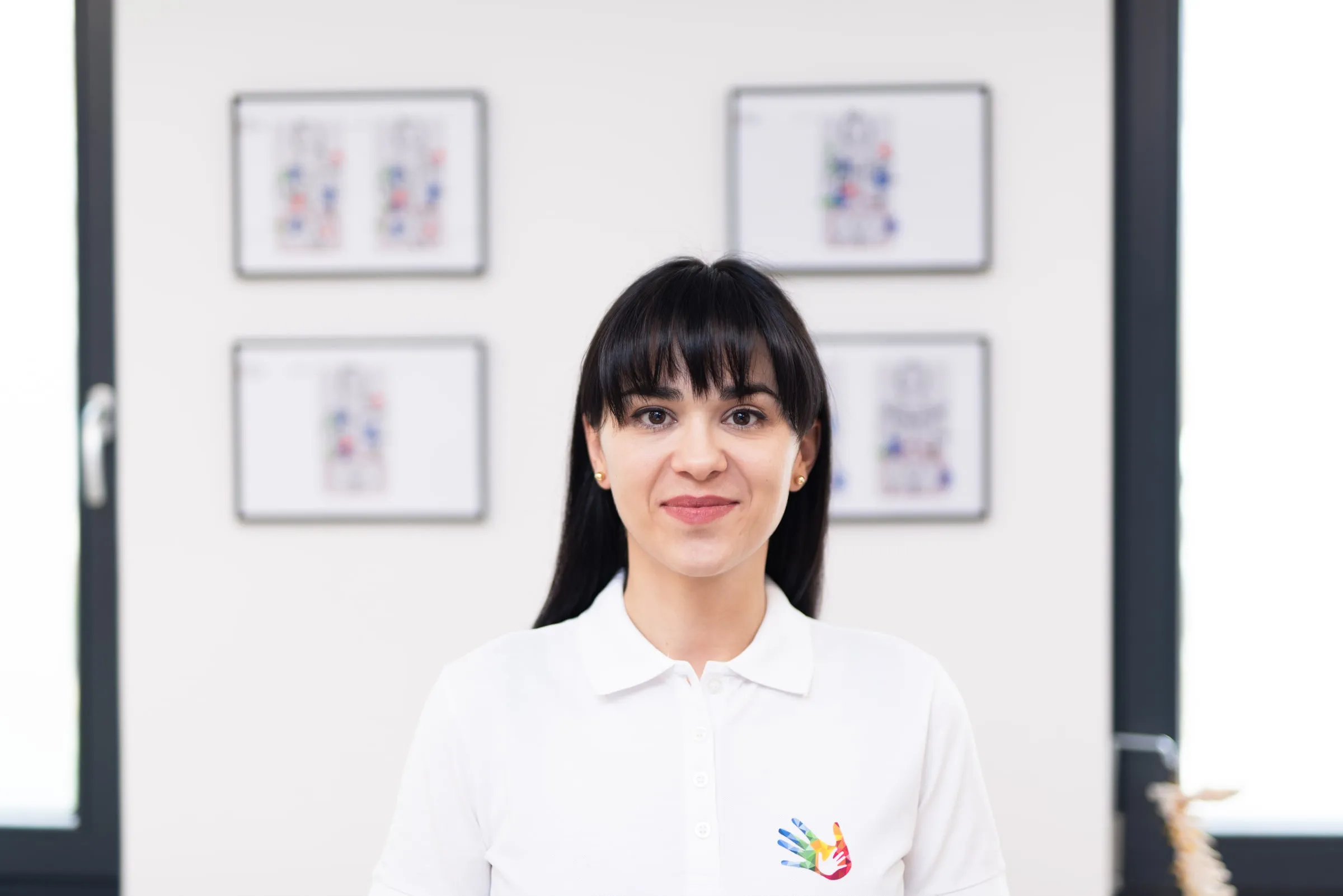 Aleksandra Czeczot w gabinecie, w tle plansze do oceny postawy