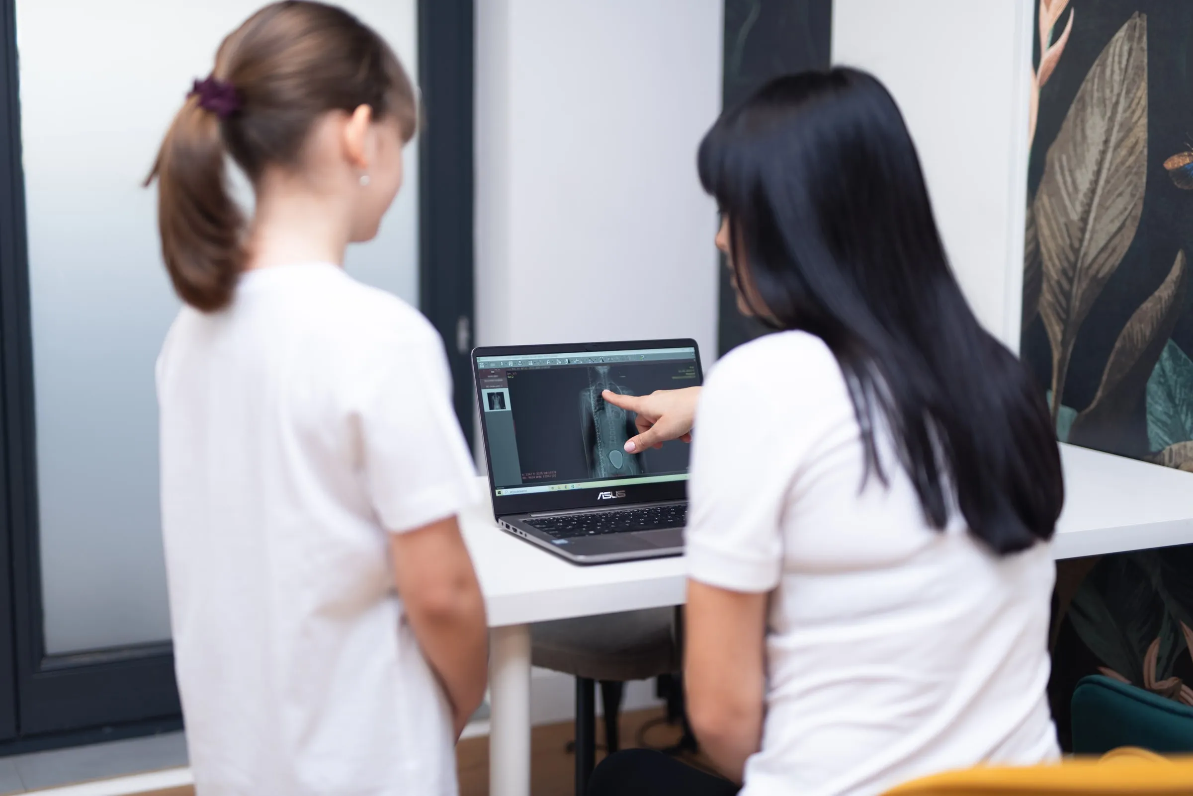 Omówienie zdjęcia RTG na ekranie laptopa z pacjentką
